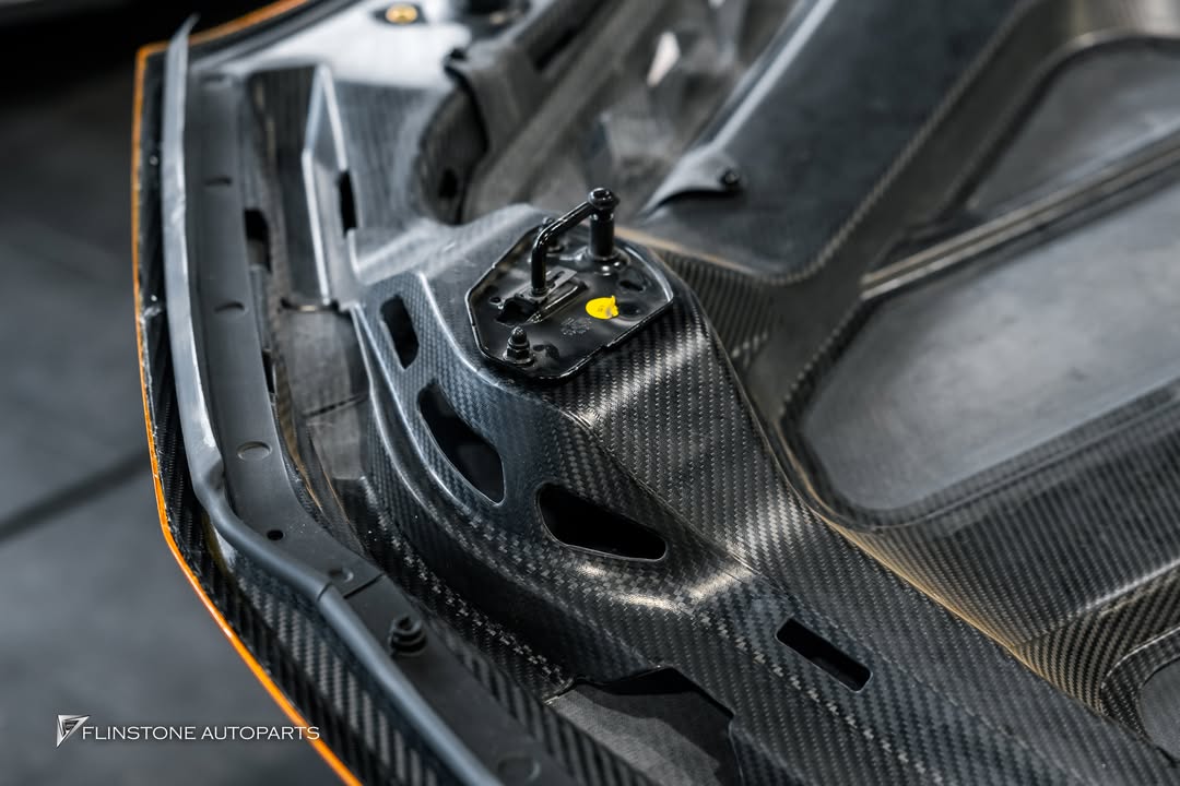 ฝากระโปรง LAMBORGHINI URUS