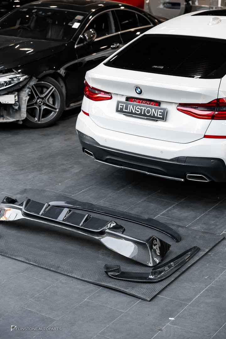 GTs Carbon Fiber Rear Splitter