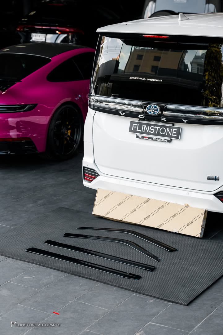 คิ้วกันสาด TOYOTA Voxy