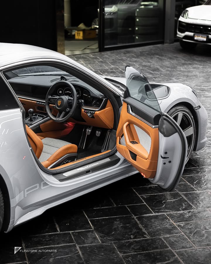 Porsche 992 Sport Classic Interior