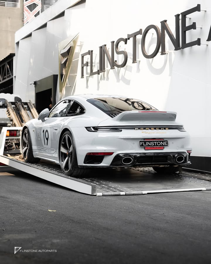 Porsche 992 Sport Classic Driving