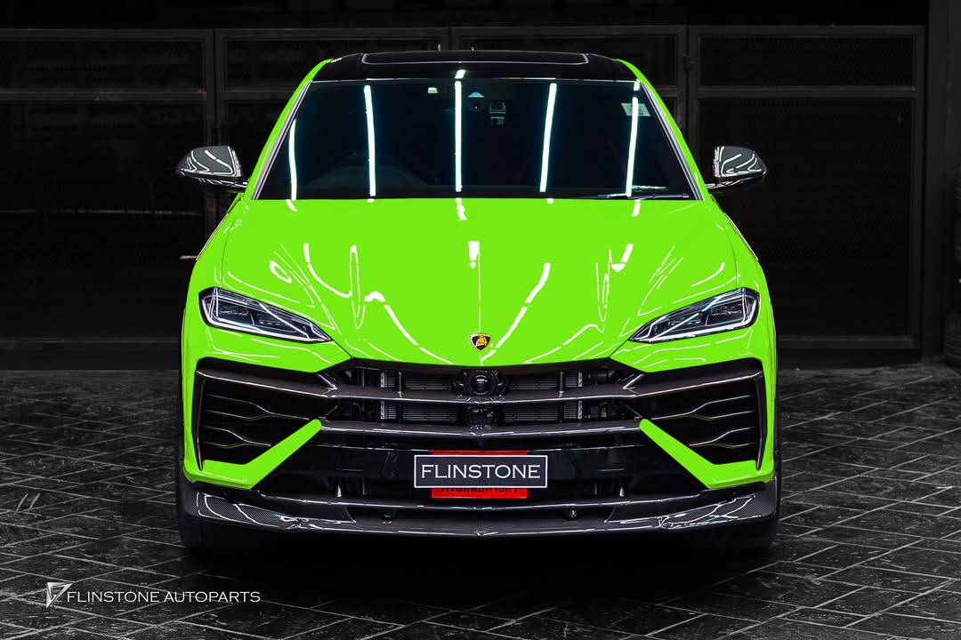 Lamborghini Urus SE with custom parts