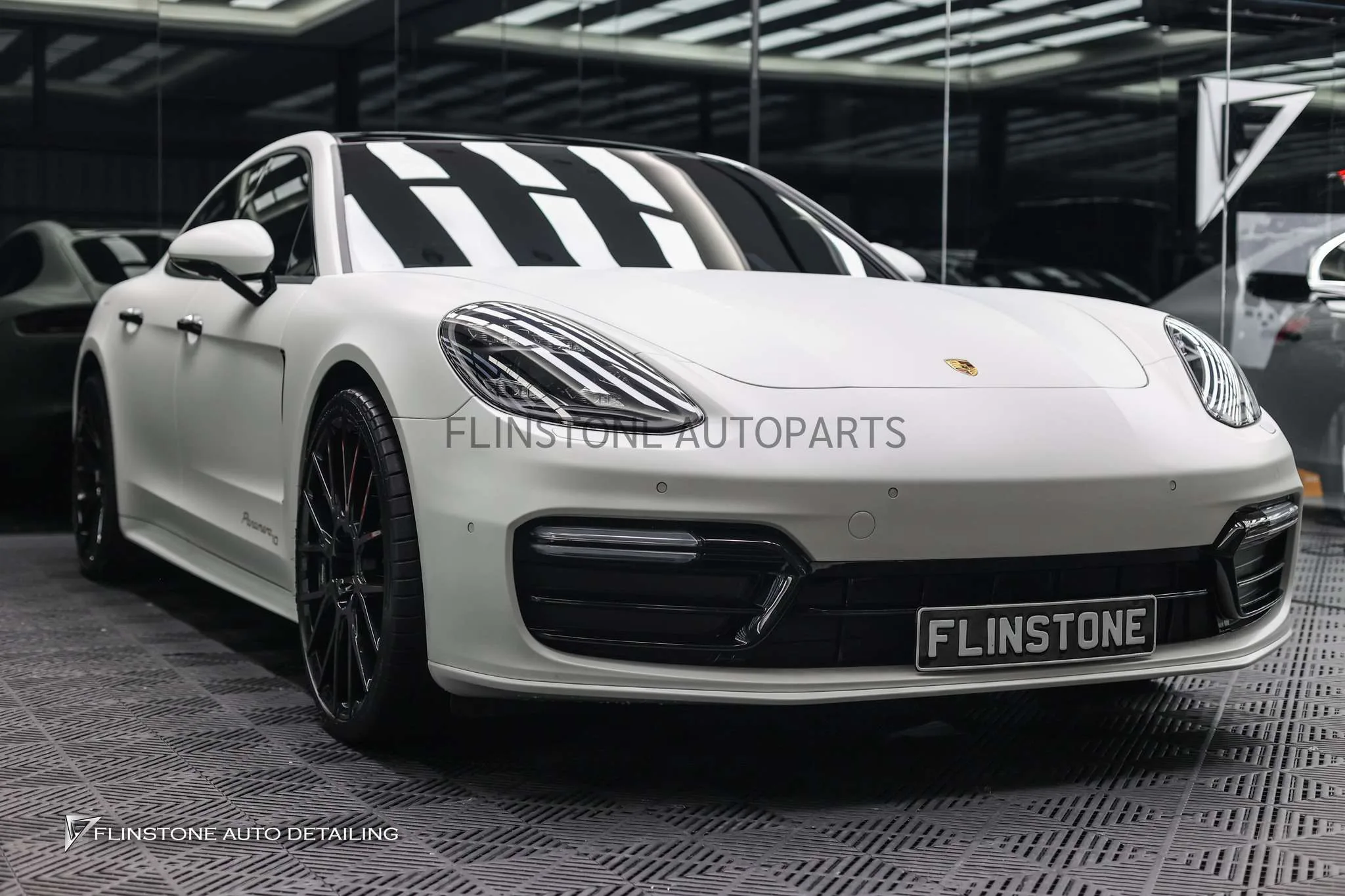 ฟิล์มด้านกันรอย Porsche Panamera