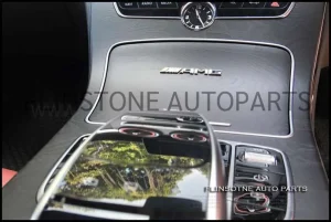 โลโก้ AMG ตัวเล็กติดคอลโซลด้านใน