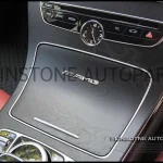 โลโก้ AMG ตัวเล็กติดคอลโซลด้านใน