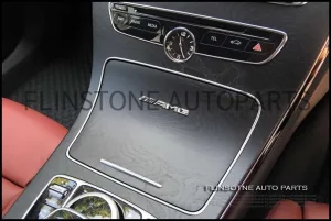โลโก้ AMG ตัวเล็กติดคอลโซลด้านใน