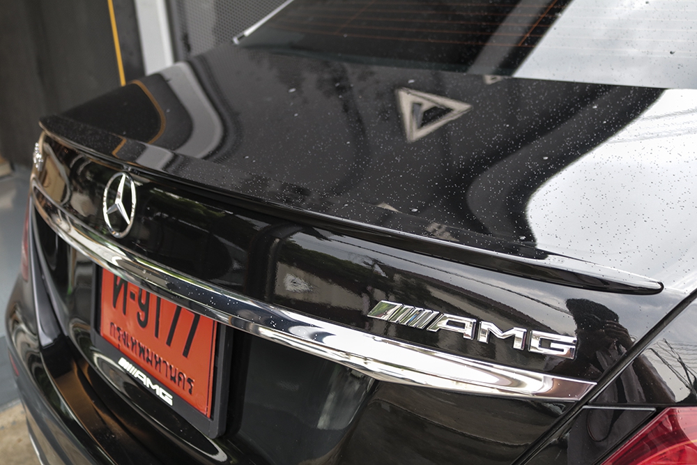 สปอยเลอร์ท้าย W213  ทรง Mercedes Sport สีดำ