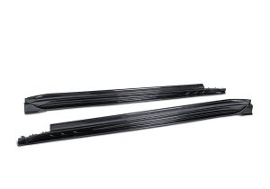 An illustration showcasing airflow optimization around the Panamera’s side skirts, detailing drag reduction and stability improvements