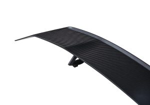 Side-by-side comparison showing the notable styling and aerodynamic effects of the rear wing on the Audi R8
