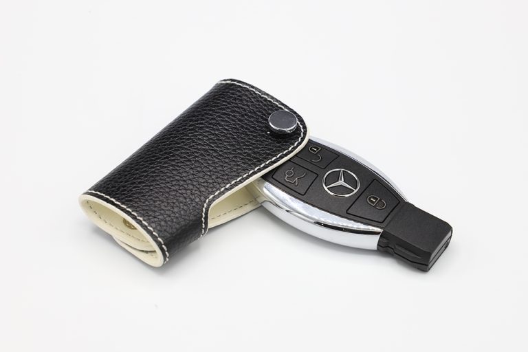 ซองกุญแจหนังดำขอบขาว Benz รุ่น AMG
