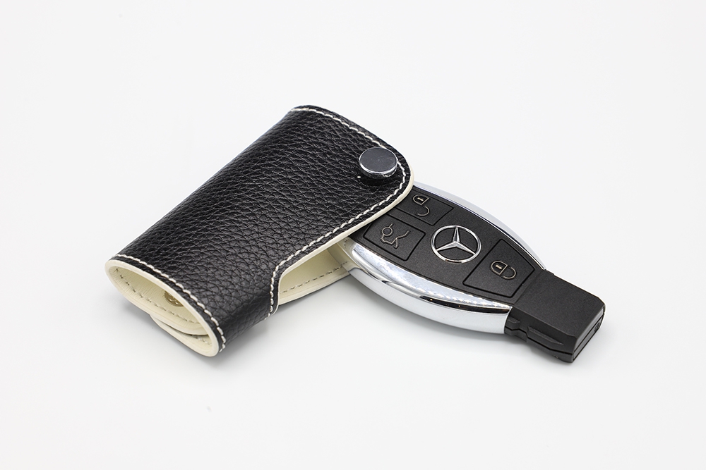 ซองกุญแจหนังดำขอบขาว Benz รุ่น AMG