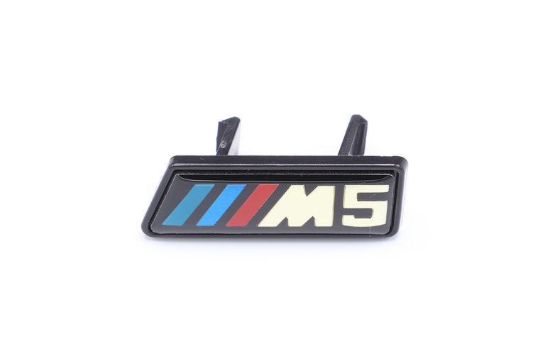 โลโก้ติดกระจังหน้า BMW M5