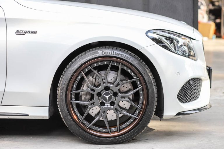 สเกิร์ตข้างแบบครอบ W205 C-Class สีดำเงา พร้อมโลโก้ AMG