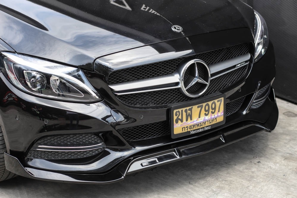ลิ้นหน้า W205 C-Class สำหรับรุ่น AV ทรง BRABUS สีดำเงา