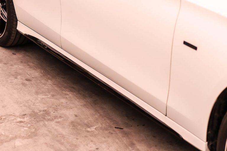 สเกิร์ตข้างแบบครอบ C238 E-Class สีดำเงา พร้อมโลโก้ AMG