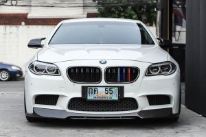 กระจังหน้า BMW F10/F11/F18 เส้นคู่ สีดำเงาขอบคาร์บอน พร้อมแถบสามสี