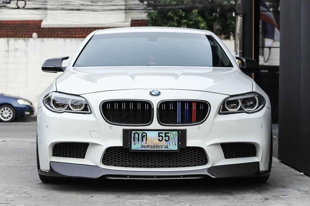 กระจังหน้า BMW F10/F11/F18 เส้นคู่ สีดำเงาขอบคาร์บอน พร้อมแถบสามสี