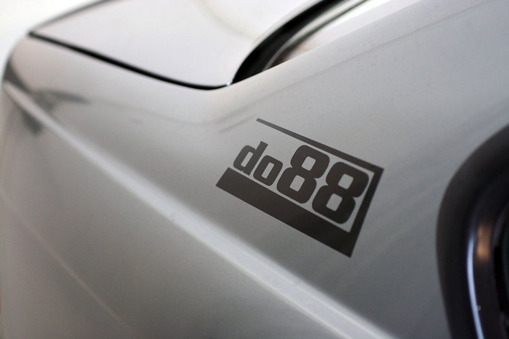 สติกเกอร์ do88 ขนาด 67 มม. (dekal_black_180x67)