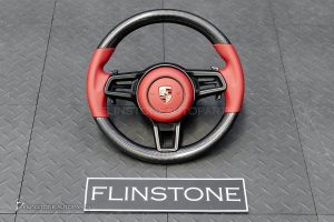 พวงมาลัย Carbon fiber พร้อม Airbag สำหรับ Porsche Cayenne 958 สีแดง