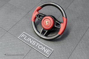 พวงมาลัย Carbon fiber พร้อม Airbag สำหรับ Porsche Cayenne 958 สีแดง
