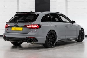 ชุดแต่งรอบคัน Carbon Fiber สำหรับ Audi RS4 ทรง URBAN