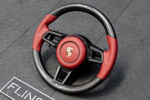 พวงมาลัย Carbon fiber พร้อม Airbag สำหรับ Porsche Cayenne 958 สีแดง