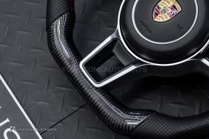 พวงมาลัย พร้อม Airbag Carbon Fiber สำหรับ Porsche Cayenne 958 ก้านสีโครเมี่ยม-ดำ หนังสีดำ ด้ายสีแดง
