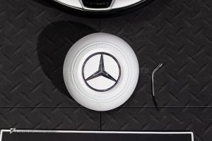พวงมาลัย พร้อม Airbag สำหรับ X167 GLS-Class MAYBACH หนังสีขาว กรอบดำเงา-โครเมี่ยม ด้ายขาว โลโก้ MAYBACH