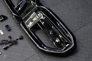 กระจังหน้า LED สำหรับ BMW I5 G60 ทรง M5 G90 สีดำเงา โลโก้สีเงิน