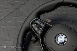 พวงมาลัย Carbon fiber พร้อม Airbag สำหรับ BMW Z4 G29 หนังดำ ด้ายฟ้า-แดง กรอบ Carbon ทริม แดง