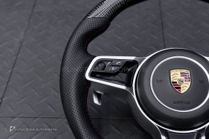 พวงมาลัย พร้อม Airbag Carbon Fiber สำหรับ Porsche Cayenne 958 ก้านสีโครเมี่ยม-ดำ หนังสีดำ ด้ายสีแดง