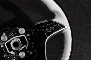 พวงมาลัย พร้อม Airbag สำหรับ X167 GLS-Class MAYBACH หนังสีขาว กรอบดำเงา-โครเมี่ยม ด้ายขาว โลโก้ MAYBACH
