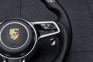 พวงมาลัย พร้อม Airbag Carbon Fiber สำหรับ Porsche Cayenne 958 ก้านสีโครเมี่ยม-ดำ หนังสีดำ ด้ายสีแดง