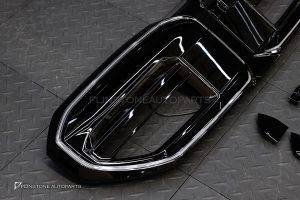กระจังหน้า LED สำหรับ BMW I5 G60 ทรง M5 G90 สีดำเงา โลโก้สีเงิน