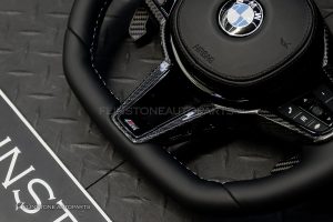 พวงมาลัย Carbon fiber พร้อม Airbag สำหรับ BMW Z4 G29 หนังดำ ด้ายฟ้า-แดง กรอบ Carbon ทริม แดง