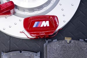 ชุดเบรคสำหรับ BMW G60 Series 5 ทรง M performance คาลิปเปอร์สีแดง โลโก้สีขาว แท้