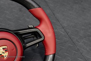พวงมาลัย Carbon fiber พร้อม Airbag สำหรับ Porsche Cayenne 958 สีแดง