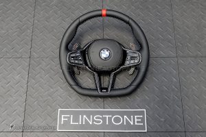พวงมาลัย Carbon fiber พร้อม Airbag สำหรับ BMW Z4 G29 หนังดำ ด้ายฟ้า-แดง กรอบ Carbon ทริม แดง