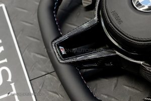 พวงมาลัย Carbon fiber พร้อม Airbag สำหรับ BMW Z4 G29 หนังดำ ด้ายฟ้า-แดง กรอบ Carbon ทริม แดง