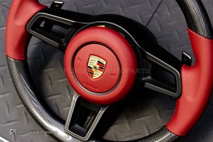 พวงมาลัย Carbon fiber พร้อม Airbag สำหรับ Porsche Cayenne 958 สีแดง
