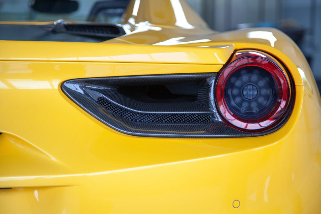 ชิ้นตกแต่งคาร์บอน Ferrari 488 Capristo