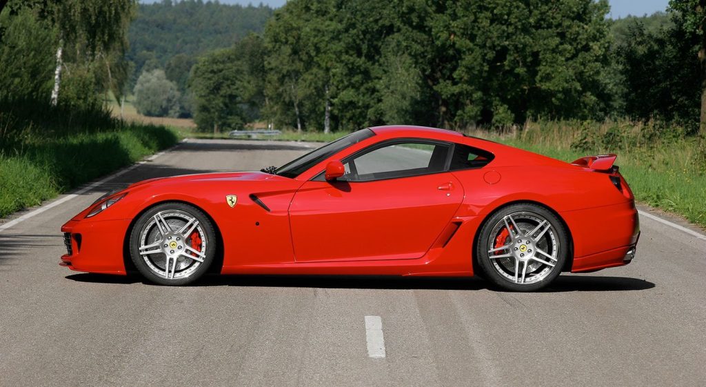 ชายสเกิร์ตข้าง Ferrari 599 GTB Novitec