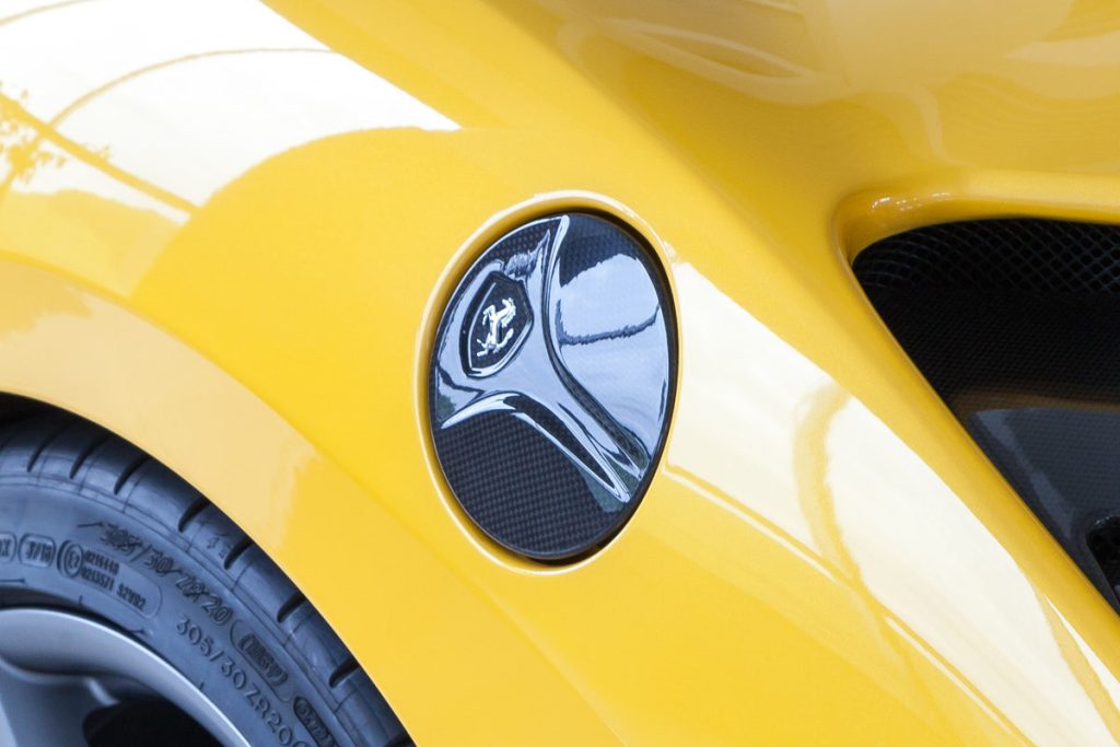 ชิ้นตกแต่งคาร์บอน Ferrari 488 Capristo Carbon Fiber Gas Cap