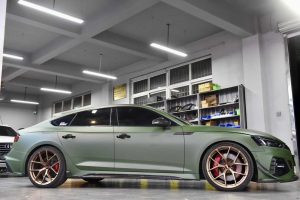 สเกิร์ตข้าง Carbon Fiber Audi RS5 B9.5 ทรง Karbel Dry Carbon ปี 2020-2025 (Side Skirt Overlay)