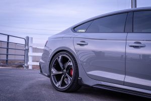 สเกิร์ตข้าง Carbon Fiber Audi RS5 B9.5 ทรง Karbel Dry Carbon ปี 2020-2025 (Side Skirt Extension Trim)