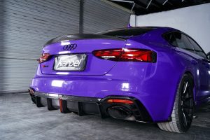ชิ้นตกแต่งคาร์บอน Carbon Fiber Audi RS5 B9.5 ทรง Karbel Dry Carbon ปี 2020-2025 (Tail Light Trim)