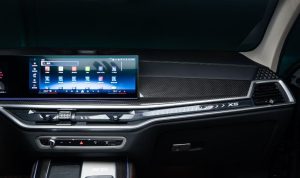 ชุดแต่งภายใน Carbon Fiber BMW X5 M60i s/x Drive 40i 50e G05 LCI ทรง TAKD Dry Carbon ปี 2024-ON (Right Center Cover)