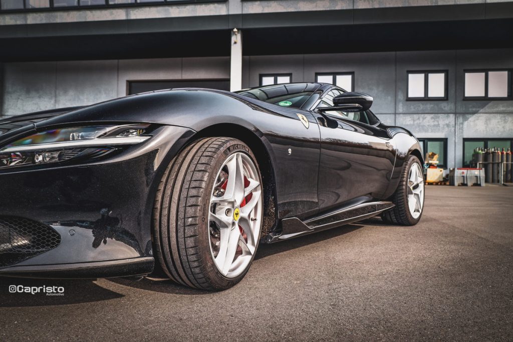สเกิร์ตข้าง Ferrari Roma Capristo