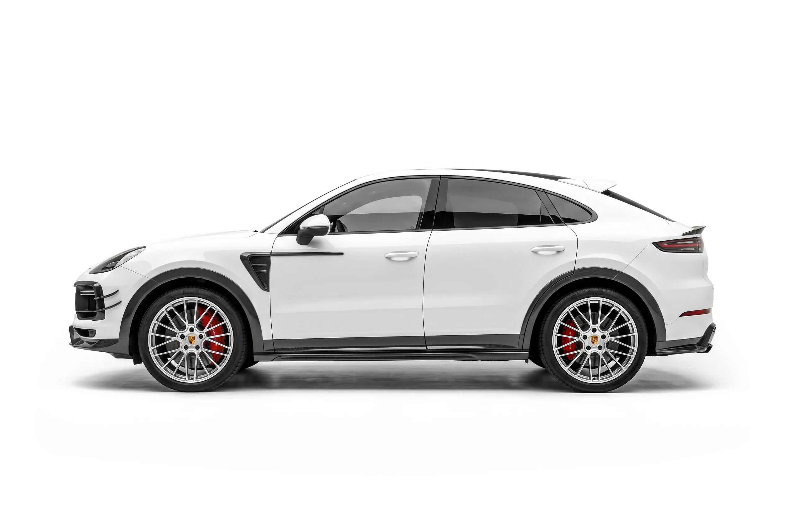 มุมท้าย Porsche Cayenne พร้อมดิฟฟิวเซอร์คาร์บอนไฟเบอร์ PAKTECHZ