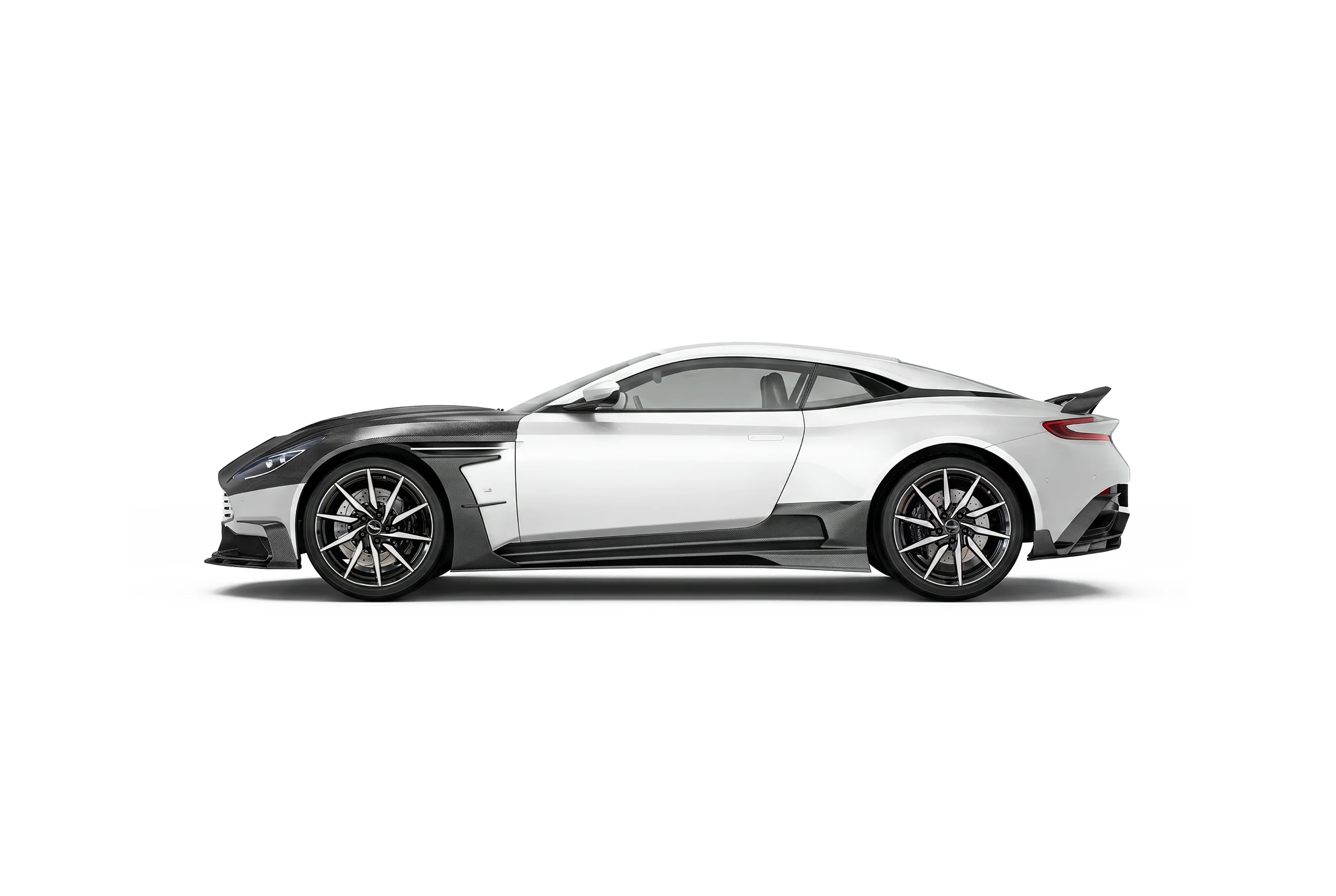Aston Martin DB11 มุมเฉียง ติดตั้งชุดแต่งคาร์บอนไฟเบอร์ PAKTECHZ